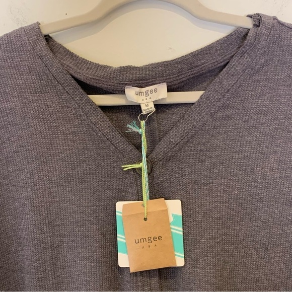 UMGEE NWT grey waffle knit button up vneck‎ top. Size M - Picture 3 of 9